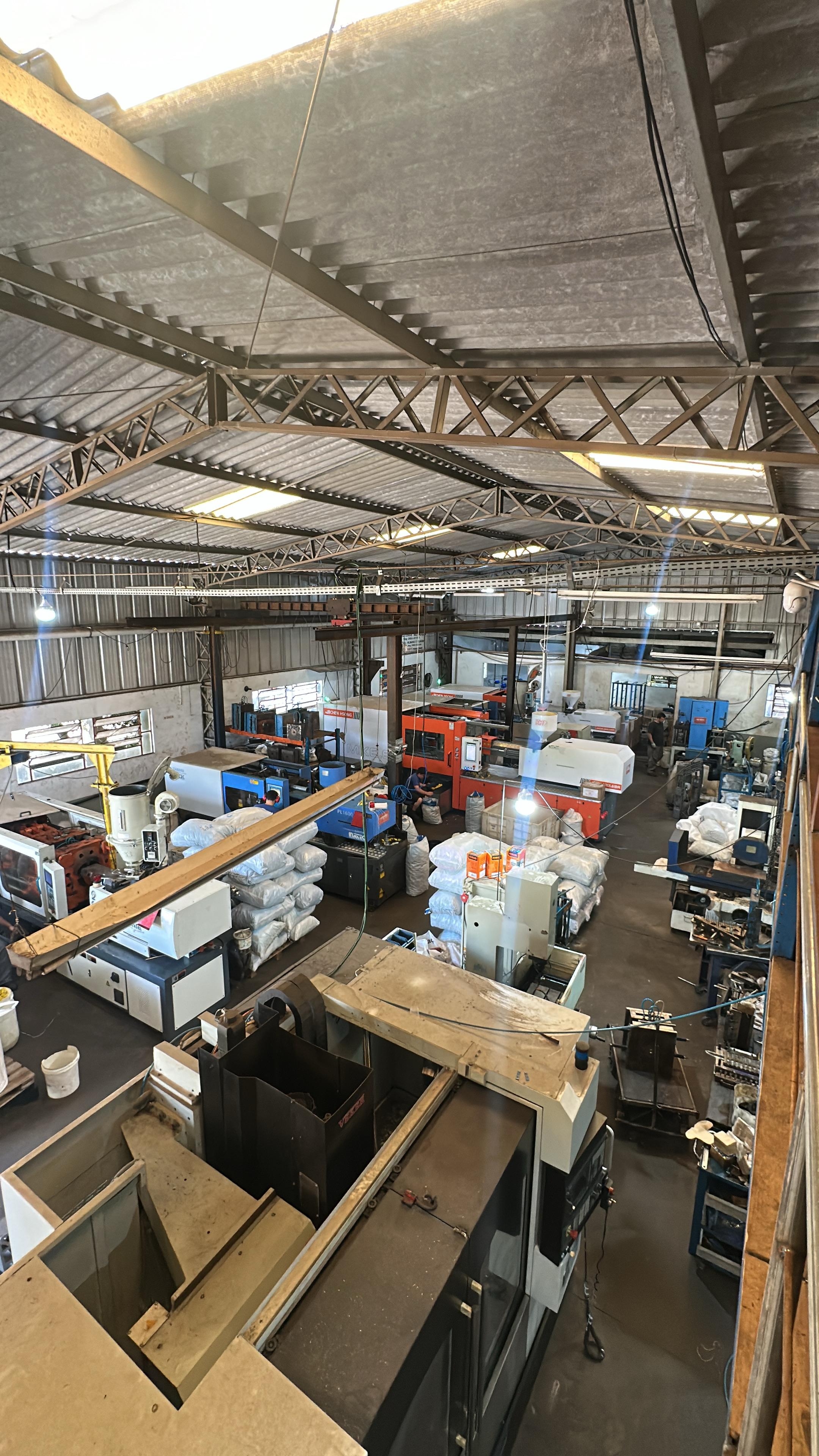 Interior da fábrica CNI Plásticos